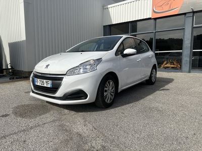 la voiture blanche est garée devant un bâtiment
