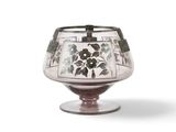 un photophore en verre orné d'un motif floral