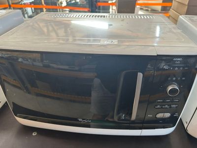 un micro-ondes posé sur une table dans un magasin