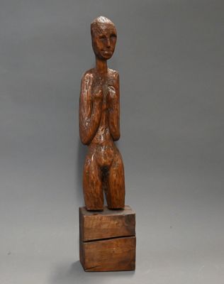 une image représentant une sculpture en bois d'une femme tenant une boîte