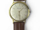 une image représentant une montre avec un bracelet en cuir marron sur un fond blanc