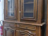 un meuble en bois avec une porte en verre dans une pièce