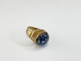 un gros plan d'une bague en or sertie d'une pierre de lapis-lazuli