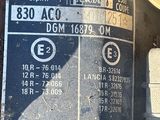 un gros plan sur une affiche apposée sur le côté d'un camion
