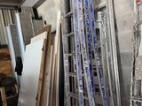 une pièce remplie d'une grande variété de matériaux de construction