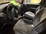 une voiture qui se trouve à l'arrière d'une autre voiture