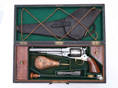 une boîte contenant un pistolet et d'autres objets