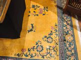 un tapis jaune posé au sol dans un salon