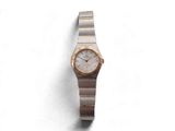 une image d'une montre-bracelet de femme sur une surface blanche
