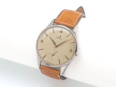 une montre posée sur une surface blanche