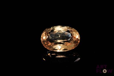 gros plan d'un diamant jaune sur une surface noire