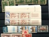 Plusieurs types de timbres sont exposés sur un tableau noir.