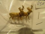 deux figurines de rennes dorées dans un sachet en plastique transparent