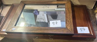une table en bois sur laquelle se trouve un miroir