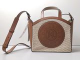 un sac muni d'une poignée et d'une bandoulière