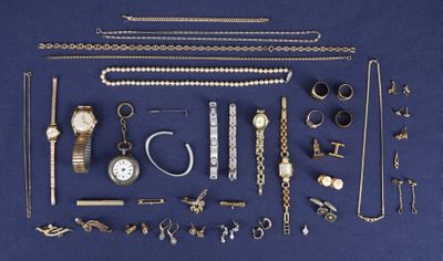 de nombreux bijoux de toutes sortes disposés sur un fond bleu