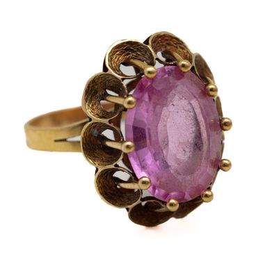 l'image d'une bague en or contenant une pierre rose
