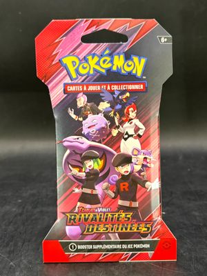 un gros plan sur une boîte de cartes à collectionner Pokémon posée sur une table