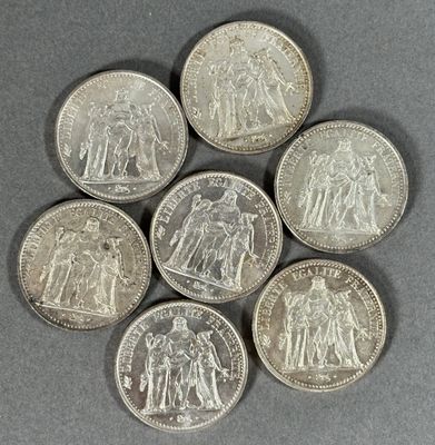 six souverains d'argent britanniques disposés en cercle sur un fond gris