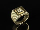 Gros plan sur une bague en or ornée d'un diamant