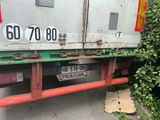 un camion garé sur le côté de la route