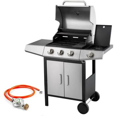 un gros plan d'un barbecue à gaz avec un tuyau et un autre tuyau