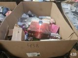 une boîte en carton contenant de nombreux objets divers