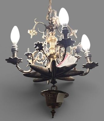 un lustre auquel sont suspendues de nombreuses ampoules