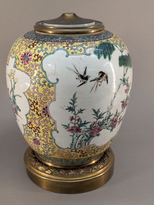 une image représentant un vase orné d'un oiseau et de fleurs