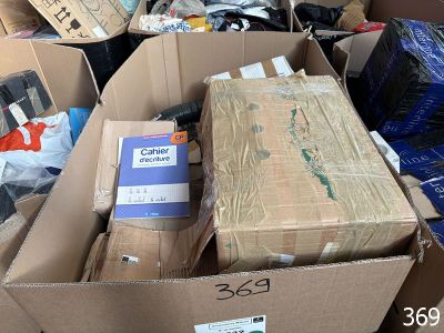 de nombreux cartons empilés les uns sur les autres