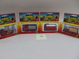 six jouets emballés, dont un camion de pompiers, un camion de pompiers et un camion de pompiers