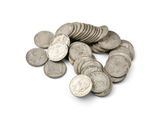 tas de vieilles pièces d'argent sur fond blanc
