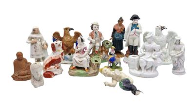 de nombreuses figurines de différentes tailles et couleurs sont exposées