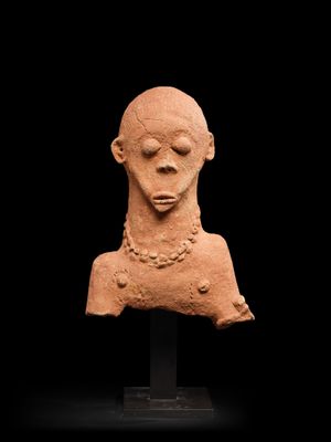 une image représentant une tête de femme en argile sur fond noir