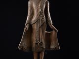 une statue en bronze représentant une personne debout sur un socle