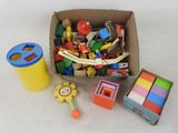 une boîte remplie de jouets en bois et une petite voiture