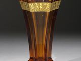 un vase en verre brun orné d'un motif doré