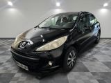 la photo d'une voiture noire garée dans un garage