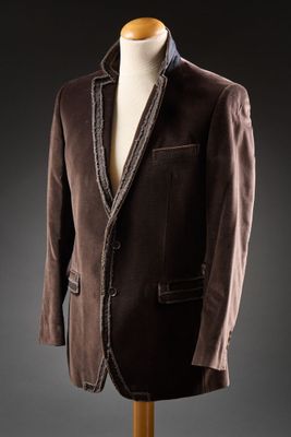 une image d'un costume sur un mannequin