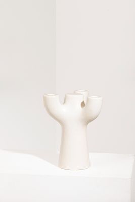 un vase blanc posé sur une table blanche