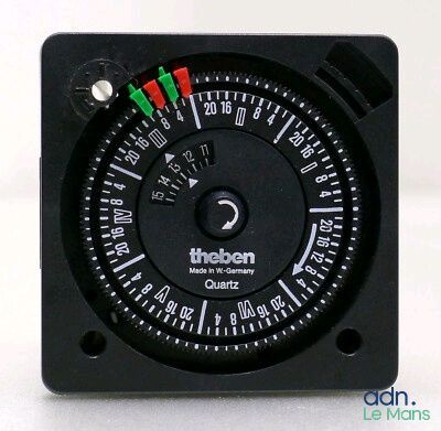 une horloge noire munie d'un indicateur rouge et vert
