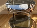 une table en verre avec un plateau en verre posée sur un parquet