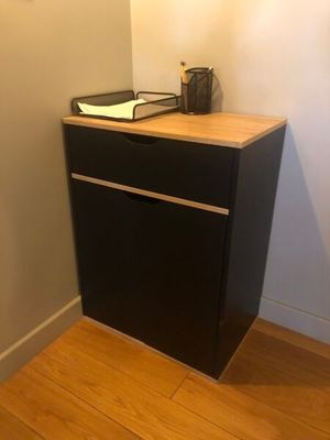 une armoire noire sur laquelle est posé un livre