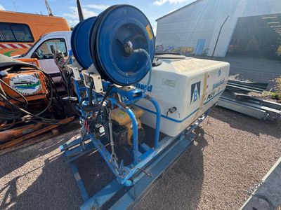 une machine posée au sol à côté d'un camion