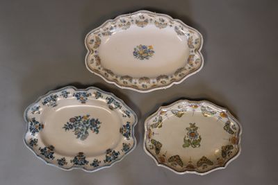 trois assiettes posées sur une table