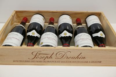 six bouteilles de vin dans un coffret en bois