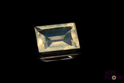 une image représentant un diamant taillé en carré sur fond noir