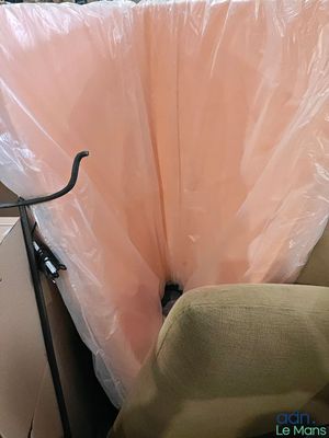 un siège auto recouvert d'une bâche en plastique et un vélo