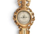 une horloge dorée accrochée au mur, avec un cadran