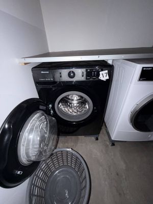 un lave-linge et un sèche-linge dans le coin d'une pièce